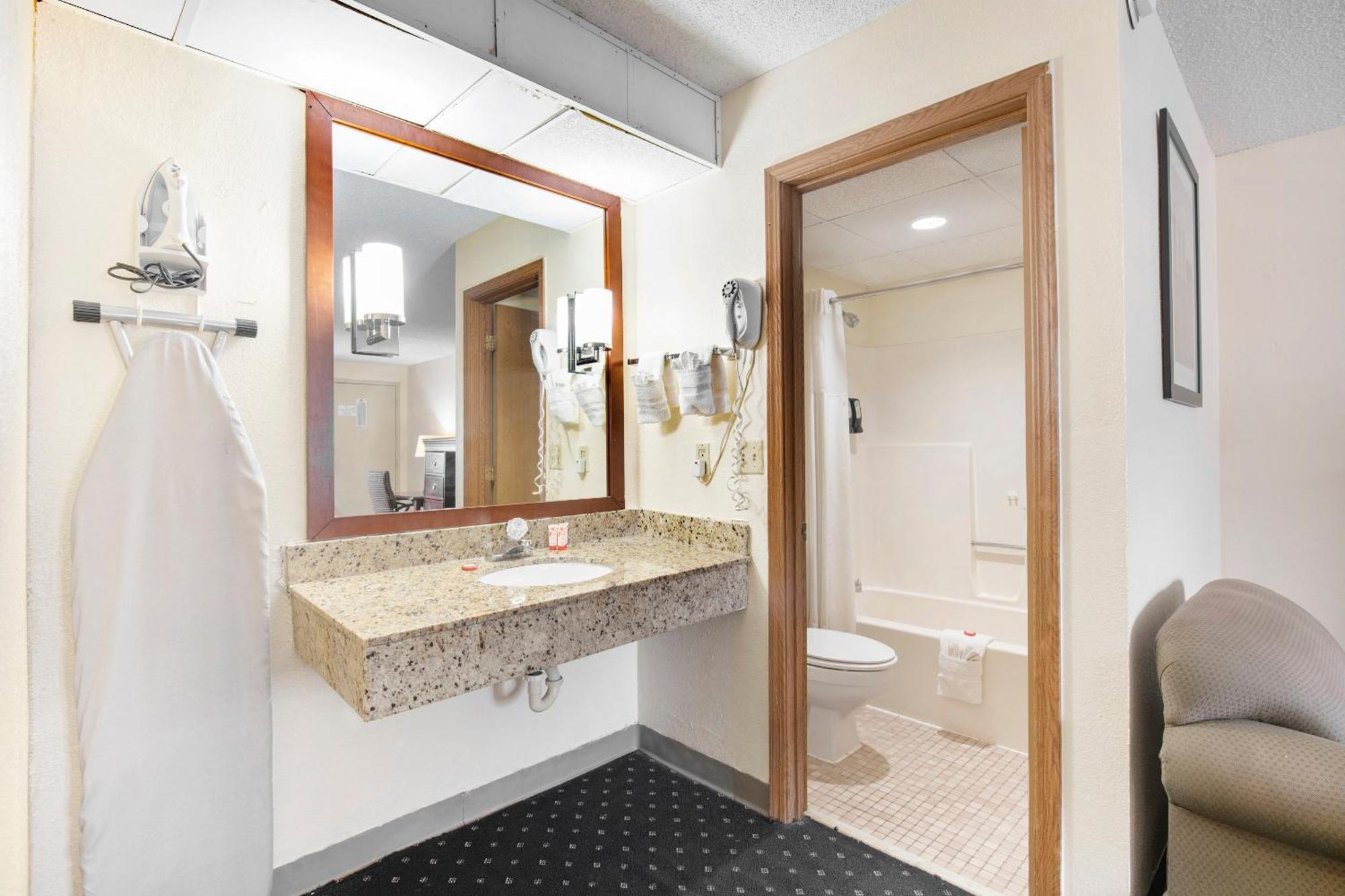 Oyo International Airport Hotel Tulsa